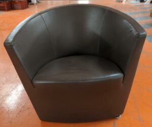 Chauffeuse design Pietro Arosio modèle Parentesi édition Tacchini recouverte de cuir marron foncé, piétement patins chromés. 72 x 75 x 70 cm. 6 unités. Vendu à l'unité avec faculté de réunion. Localisation : 5 avenue Kleber - 75116 Paris