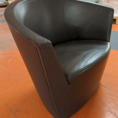 Chauffeuse design Pietro Arosio modèle Parentesi édition Tacchini recouverte de cuir marron foncé, piétement patins chromés. 72 x 75 x 70 cm. 6 unités. Vendu à l’unité avec faculté de réunion. Localisation : 5 avenue Kleber – 75116 Paris