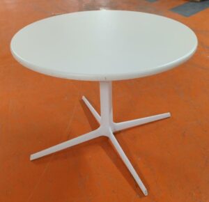 Table basse design Jean-Marie Massaud modèle Fred édition Arper, plateau rond en bois reposant sur un piètement en étoile 4 branches en acier laqué blanc. 50 x 65 cm. 8 unités. Vendu à l'unité avec faculté de réunion. Localisation : 5 avenue Kleber - 75116 Paris