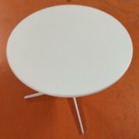 Table basse design Jean-Marie Massaud modèle Fred édition Arper, plateau rond en bois reposant sur un piètement en étoile 4 branches en acier laqué blanc. 50 x 65 cm. 8 unités. Vendu à l'unité avec faculté de réunion. Localisation : 5 avenue Kleber - 75116 Paris – Image 2