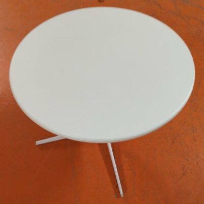 Table basse design Jean-Marie Massaud modèle Fred édition Arper, plateau rond en bois reposant sur un piètement en étoile 4 branches en acier laqué blanc. 50 x 65 cm. 8 unités. Vendu à l’unité avec faculté de réunion. Localisation : 5 avenue Kleber – 75116 Paris