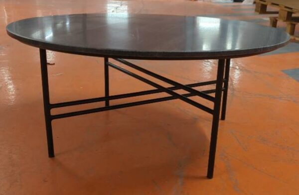 Table basse ronde, plateau en pierre, piétement en acier laqué noir. 35 x 80 cm. Localisation : 5 avenue Kleber - 75116 Paris