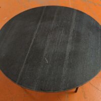 Table basse ronde, plateau en pierre, piétement en acier laqué noir. 35 x 80 cm. Localisation : 5 avenue Kleber - 75116 Paris – Image 3