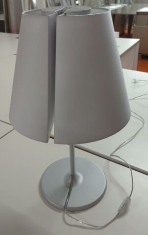 Lampe de table design Adrien Gardère modèle Melampo édition Artemide, abat jour orientable en tissu blanc, structure en aluminium. 59 x 45 cm. 4 unités. Vendu à l'unité avec faculté de réunion. Localisation : 5 avenue Kleber - 75116 Paris