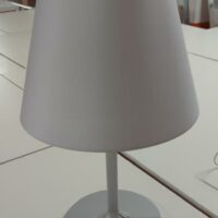 Lampe de table design Adrien Gardère modèle Melampo édition Artemide, abat jour orientable en tissu blanc, structure en aluminium. 59 x 45 cm. 4 unités. Vendu à l'unité avec faculté de réunion. Localisation : 5 avenue Kleber - 75116 Paris – Image 2