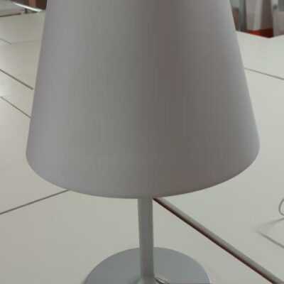 Lampe de table design Adrien Gardère modèle Melampo édition Artemide, abat jour orientable en tissu blanc, structure en aluminium. 59 x 45 cm. 4 unités. Vendu à l’unité avec faculté de réunion. Localisation : 5 avenue Kleber – 75116 Paris