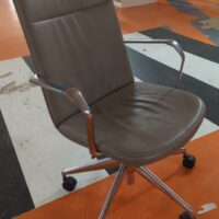 Fauteuil pivotant ajustable en hauteur de marque Orange Box modèle Calder recouvert de cuir beige, structure en aluminium, piètement en étoile à 5 branches sur roulettes. 102 x 60 x 85 cm. 22 unités. Vendu à l'unité avec faculté de réunion. Localisation : 5 avenue Kleber - 75116 Paris – Image 2