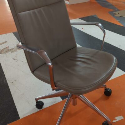 Fauteuil pivotant ajustable en hauteur de marque Orange Box modèle Calder recouvert de cuir beige, structure en aluminium, piètement en étoile à 5 branches sur roulettes. 102 x 60 x 85 cm. 22 unités. Vendu à l’unité avec faculté de réunion. Localisation : 5 avenue Kleber – 75116 Paris