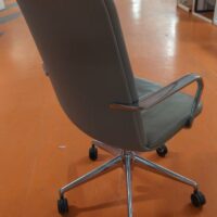 Fauteuil pivotant ajustable en hauteur de marque Orange Box modèle Calder recouvert de cuir beige, structure en aluminium, piètement en étoile à 5 branches sur roulettes. 102 x 60 x 85 cm. 22 unités. Vendu à l'unité avec faculté de réunion. Localisation : 5 avenue Kleber - 75116 Paris – Image 3