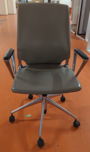 Fauteuil sur roulettes design Alberto Meda édition Vitra, garniture en cuir beige, structure en métal chromé, accoudoirs en cuir noir. 103 x 64 x 50 cm. 8 unités. Vendu à l'unité avec faculté de réunion. Localisation : 5 avenue Kleber - 75116 Paris