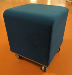 Pouf sur roulettes de marque Allermuir recouvert de tissu bleu. 47 x 41 cm. 67 unités. Vendu à l'unité avec faculté de réunion. Localisation : 5 avenue Kleber - 75116 Paris