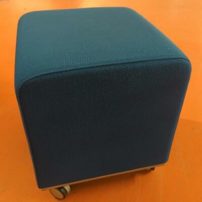 Pouf sur roulettes de marque Allermuir recouvert de tissu bleu. 47 x 41 cm. 67 unités. Vendu à l’unité avec faculté de réunion. Localisation : 5 avenue Kleber – 75116 Paris