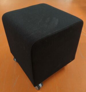 Pouf sur roulettes de marque Allermuir recouvert de tissu noir. 47 x 41 cm. 14 unités. Vendu à l'unité avec faculté de réunion. Localisation : 5 avenue Kleber - 75116 Paris
