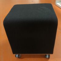 Pouf sur roulettes de marque Allermuir recouvert de tissu noir. 47 x 41 cm. 14 unités. Vendu à l'unité avec faculté de réunion. Localisation : 5 avenue Kleber - 75116 Paris – Image 2