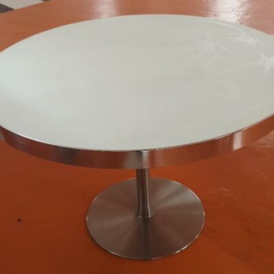 Table ronde plateau en bois stratifié et verre fumé blanc cerclé d’inox reposant sur un piètement en acier chromé. 74 x 111 cm. 7 unités. Vendu à l’unité avec faculté de réunion. Localisation : 5 avenue Kleber – 75116 Paris