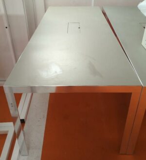 Table de réunion rectangulaire de marque Unifor, plateau en bois et verre fumé avec trappe technique. 74 x 241 x 91 cm. 4 unités. Vendu à l'unité avec faculté de réunion. Localisation : 5 avenue Kleber - 75116 Paris