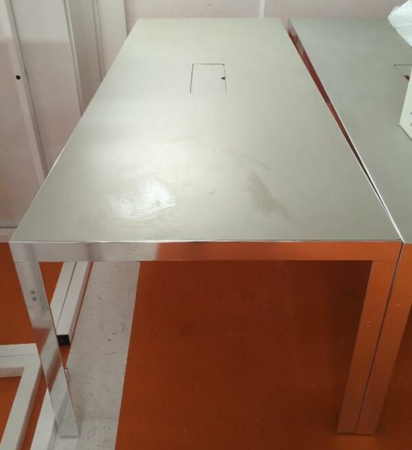 Table de réunion rectangulaire de marque Unifor, plateau en bois et verre fumé avec trappe technique. 74 x 241 x 91 cm. 4 unités. Vendu à l'unité avec faculté de réunion. Localisation : 5 avenue Kleber - 75116 Paris