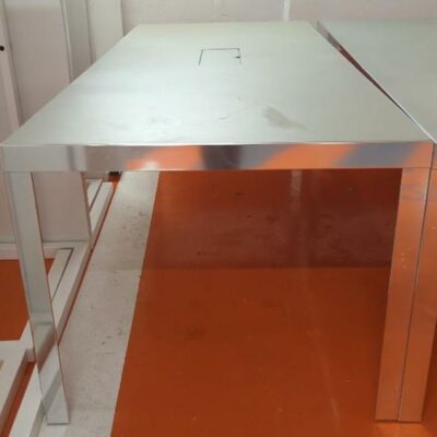 Table de réunion rectangulaire de marque Unifor, plateau en bois et verre fumé avec trappe technique. 74 x 241 x 91 cm. 4 unités. Vendu à l’unité avec faculté de réunion. Localisation : 5 avenue Kleber – 75116 Paris