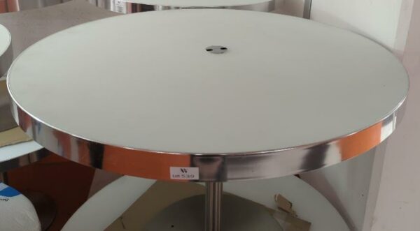 Table ronde avec trappe technique centrale, plateau en bois stratifié et verre fumé blanc cerclé d'inox reposant sur un piètement en acier chromé. 74 x 111 cm. 7 unités. Vendu à l'unité avec faculté de réunion. Localisation : 5 avenue Kleber - 75116 Paris