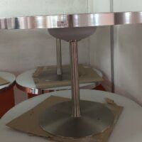 Table ronde avec trappe technique centrale, plateau en bois stratifié et verre fumé blanc cerclé d'inox reposant sur un piètement en acier chromé. 74 x 111 cm. 7 unités. Vendu à l'unité avec faculté de réunion. Localisation : 5 avenue Kleber - 75116 Paris – Image 2