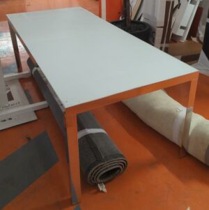 Bureau ou table rectangulaire, plateau en bois stratifié et verre fumé blanc, piètement en acier chromé. 75 x 211 x 92 cm. Localisation : 5 avenue Kleber - 75116 Paris