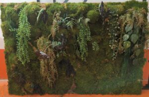 Panneau en mousse végétalisée et plantes artificielles, cadre en acier laqué noir. 119 x 135 cm. Dimension cadre : 149 x 161 cm. Localisation : 5 avenue Kleber - 75116 Paris