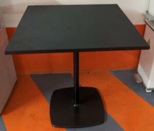 Table de marque Pedrali, plateau carré en bois stratifié noir reposant sur  piètement colonne en fonte d'acier noir. 76 x 70 cm. 3 unités. Vendu à l'unité avec faculté de réunion. Localisation : 5 avenue Kleber - 75116 Paris