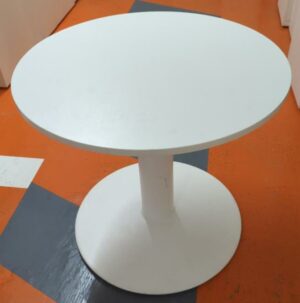 Table ronde de marque Dynamobel, plateau en bois stratifié blanc reposant sur un pied colonne en acier acqué blanc. 73 x 80 cm. 8 unités. Vendu à l'unité avec faculté de réunion. Localisation : 5 avenue Kleber - 75116 Paris