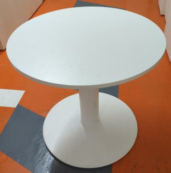 Table ronde de marque Dynamobel, plateau en bois stratifié blanc reposant sur un pied colonne en acier acqué blanc. 73 x 80 cm. 8 unités. Vendu à l'unité avec faculté de réunion. Localisation : 5 avenue Kleber - 75116 Paris