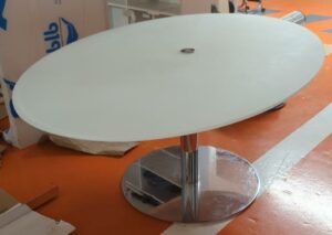 Table de réunion ovale, plateau en bois stratifié et verre fumé blanc avec trappe centrale reposant sur un pied colonne en acier chromé. 180 x 120 cm. 2 unités. Vendu à l'unité avec faculté de réunion. Localisation : 5 avenue Kleber - 75116 Paris