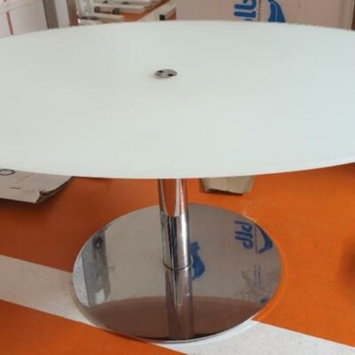 Table de réunion ovale, plateau en bois stratifié et verre fumé blanc avec trappe centrale reposant sur un pied colonne en acier chromé. 180 x 120 cm. 2 unités. Vendu à l’unité avec faculté de réunion. Localisation : 5 avenue Kleber – 75116 Paris