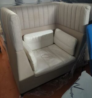 Fauteuil acoustique en tissu beige et cuir blanc. 120 x 103 x 111 cm. 2 unités. Vendu à l'unité avec faculté de réunion. Localisation : 5 avenue Kleber - 75116 Paris