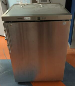 Réfrigérateur de marque Liebherr de couleur gris, capacité 130 litres. 82 x 60 x 61 cm. Localisation : 5 avenue Kleber - 75116 Paris