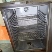 Réfrigérateur de marque Liebherr de couleur gris, capacité 130 litres. 82 x 60 x 61 cm. Localisation : 5 avenue Kleber - 75116 Paris – Image 2