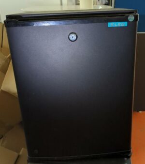 Mini bar de marque Kléo modèle KMB45 de couleur noire. capacité 45 litres. 56 x 42 x 35 cm. Localisation : 5 avenue Kleber - 75116 Paris