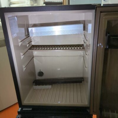 Mini bar de marque Electrolux modèle RA208H de couleur noire. Capacité 41 litres. 54 x 42 x 41 cm. Localisation : 5 avenue Kleber – 75116 Paris