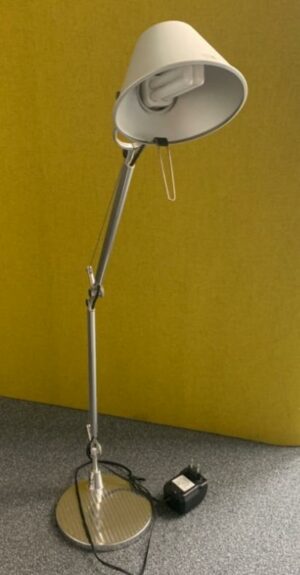 Lampe de table design De Lucchi & Fassina modèle Tolomeo mini, édition Artémide en aluminium. 10 unités. Vendu à l'unité avec faculté de réunion. Localisation : 10 rue Petit - 75019 Paris (1er, -1 B06)
