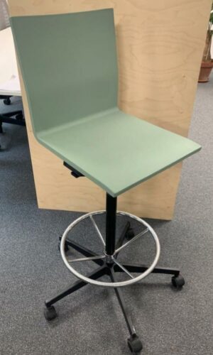 Chaise haute pivotante ajustable en hauteur, design Maarten Van Severen, modèle .04, édition Vitra, structure en polyuréthane vert céladon. 9 unités. Vendu à l'unité avec faculté de réunion. 110 x 40 x 45 x cm.  Localisation : 10 rue Petit - 75019 Paris (rdc, 1er, 2eme, -1 B06)