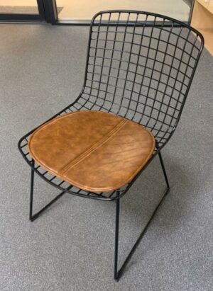 Chaise dans le goût de Bertoia, structure grillagée en acier noir, assise en simili cuir marron.80 x 45 x 55 cm. 3 unités. Vendu à l'unité avec faculté de réunion. Localisation : 10 rue Petit - 75019 Paris (Rdc)