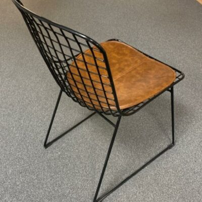 Chaise dans le goût de Bertoia, structure grillagée en acier noir, assise en simili cuir marron.80 x 45 x 55 cm. 3 unités. Vendu à l’unité avec faculté de réunion. Localisation : 10 rue Petit – 75019 Paris (Rdc)