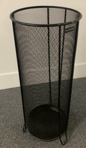 Porte-parapluie en maille métallique noire de marque Mind Reader. 20x 20 x 53 cm. 4 unités, Vendu à l'unité avec faculté de réunion. Localisation : 10 rue Petit - 75019 Paris (Rdc, 1er, 2e, 3e)