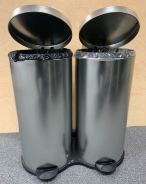 Paire de poubelles à pédale solidarisées sur base. 3 unités. Vendu à l'unité avec faculté de réunion. Localisation : 10 rue Petit - 75019 Paris. (Rdc, 2eme, 3eme)