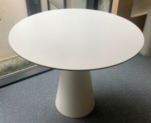 Table ronde design Piergiorgio Cazzaniga modèle Reverse édition Andreu World, plateau en bois laqué blanc, et piétement en polyéthylène. Dimensions : 75 x 90 cm. 3 unités. Vendu à l'unité avec faculté de réunion. Localisation : 10 rue Petit - 75019 Paris (1er, 2eme)