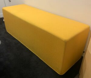 Banquette de marque Buzzi Space modèle BuzziCube Trio recouverte de tissu jaune. 46 x 138 x 47 cm. Localisation : 10 rue Petit - 75019 Paris (1er)