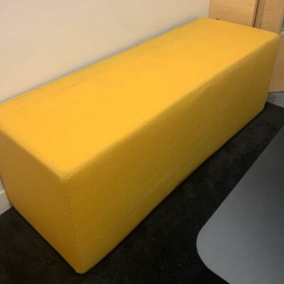 Banquette de marque Buzzi Space modèle BuzziCube Trio recouverte de tissu jaune. 46 x 138 x 47 cm. Localisation : 10 rue Petit – 75019 Paris (1er)
