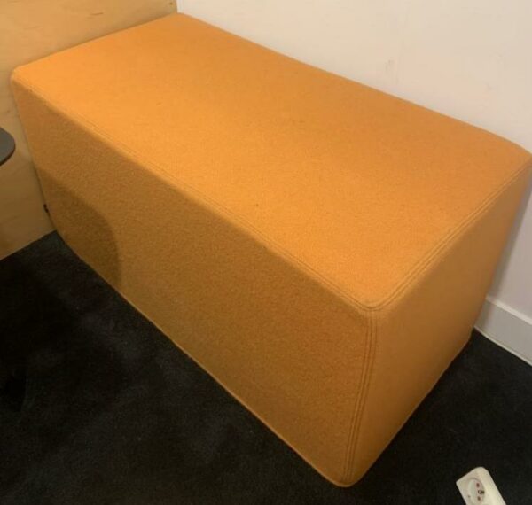 Banquette de marque Buzzi Space modèle BuzziCube recouverte de tissu orange. 46 x 92 x 47 cm. Localisation : 10 rue Petit - 75019 Paris (1er)