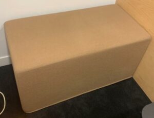 Banquette de marque Buzzi Space modèle Buzzi Cube DUO recouverte de tissu beige. 46 x 92 x 47 cm. Localisation : 10 rue Petit - 75019 Paris (1er)