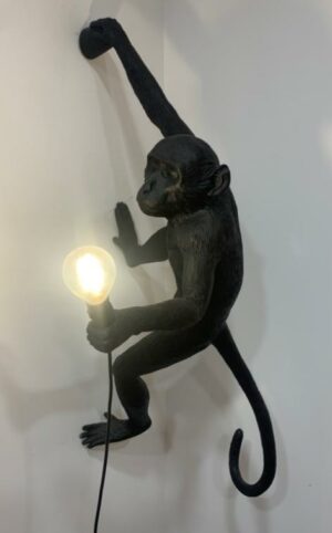 Suspension lumineuse en résine noire design Marcantonio modèle Monkey édition Seletti. 20,5 x 37 x 77 cm. Localisation : 10 rue Petit - 75019 Paris (1er)