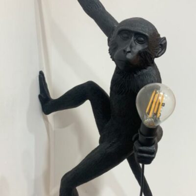 Suspension lumineuse en résine noire design Marcantonio modèle Monkey édition Seletti. 20,5 x 37 x 77 cm. Localisation : 10 rue Petit – 75019 Paris (1er)