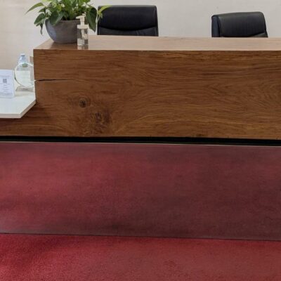 Comptoir ou banque d’accueil composé d’un billot de bois découpé et plaque de métal en partie basse côté public, et un espace de travail en bois stratifié blanc avec niches et étagères côté privé. 110 x 330 x 130 cm. Localisation : 6 rue Duret – 75116 Paris (hall)